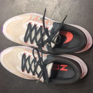 Women's Nike Winflo Zoom 8, size 9, barely worn, beautiful colors